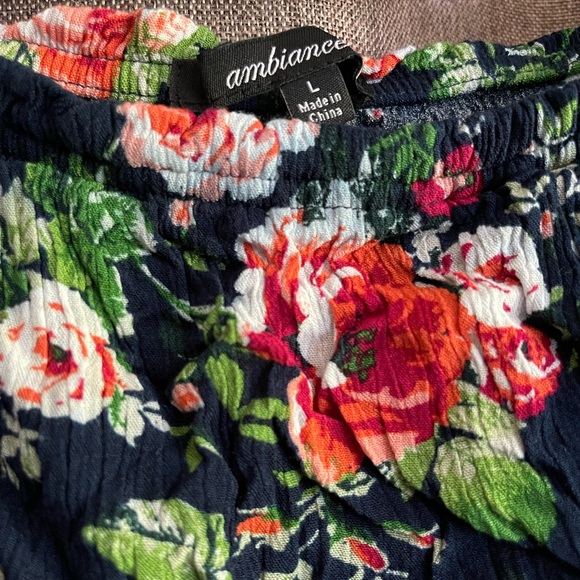 Off-Shoulder Floral Cropped Top - Picture 3 of 6